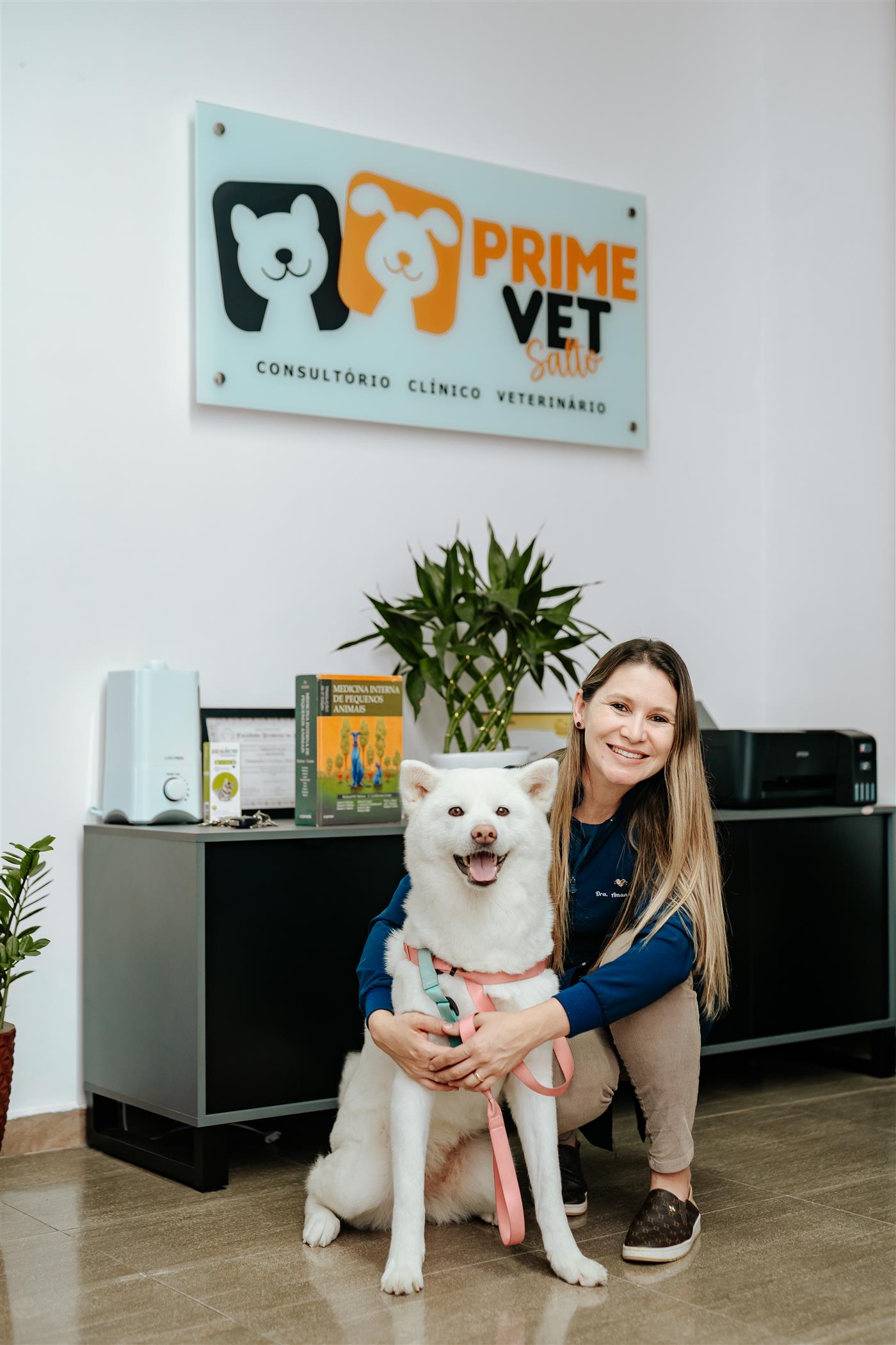 Dra. Amanda com um paciente no consultório Prime Vet
